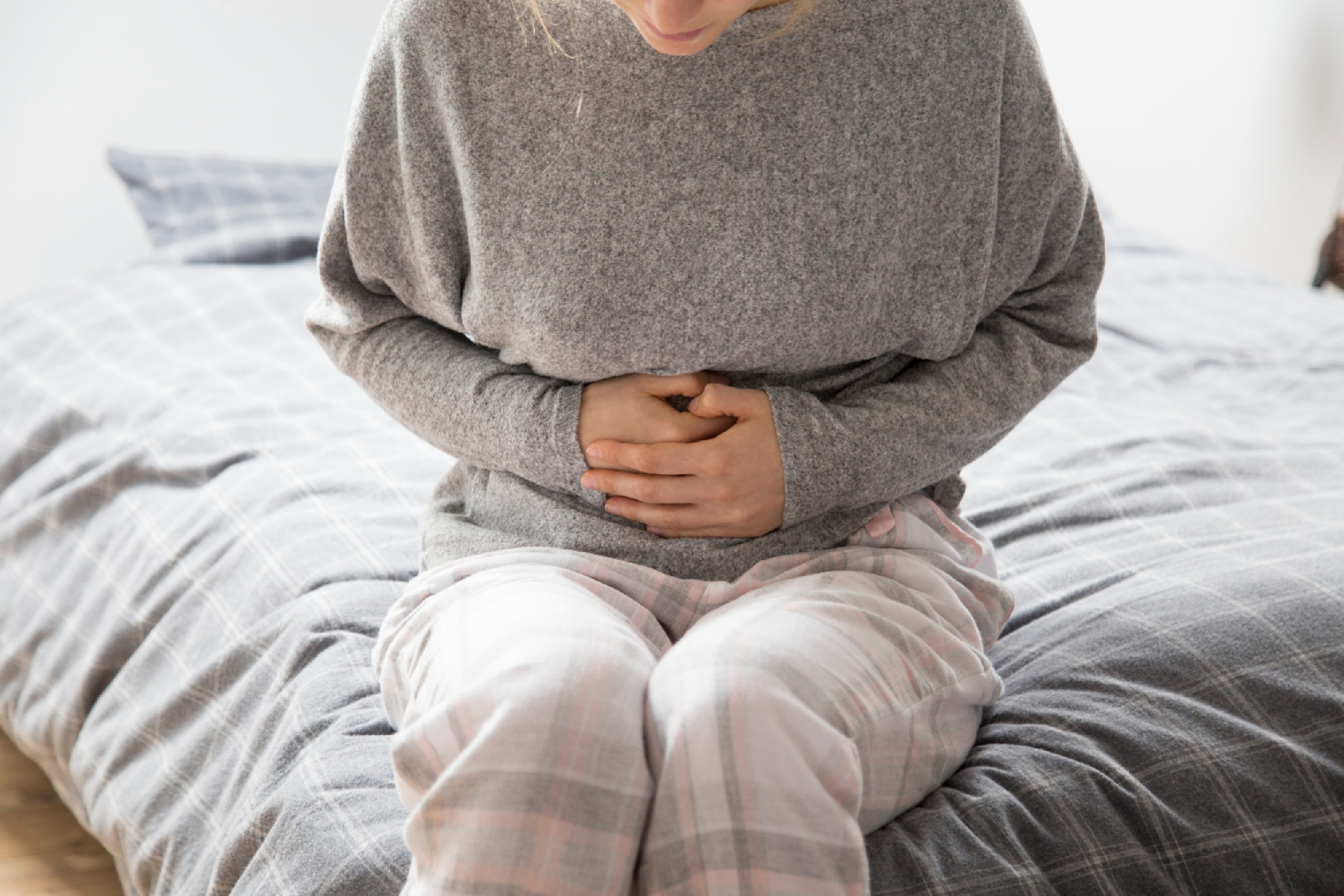 Nafouklé břicho při menstruaci. Je to normální? 