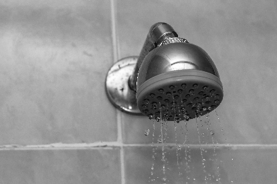 Jak studená sprcha ovlivňuje vaše tělo a spánek?